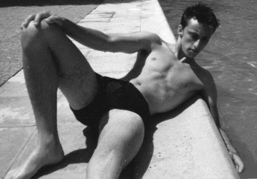 Au bord d'une piscine